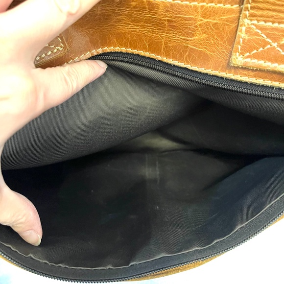 Canyon Outback Distressed Brown Leather Messenger Bag - Picture 10 of 12